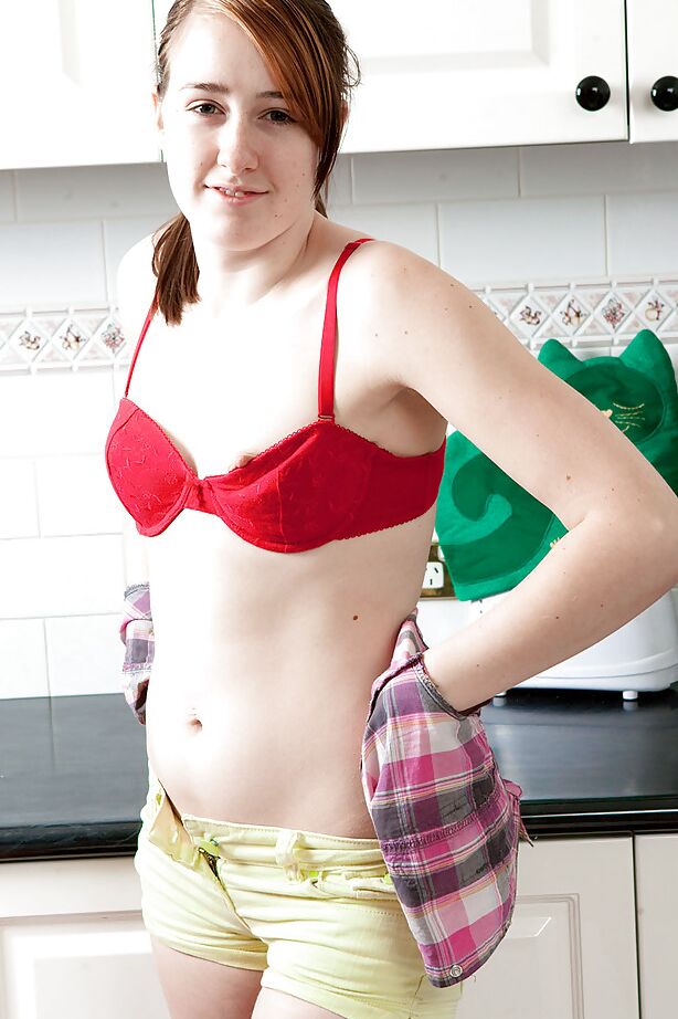 16P La chica amateur de 18 años Jemma M se desnuda para mostrar sus pequeñas tetas adolescentes
