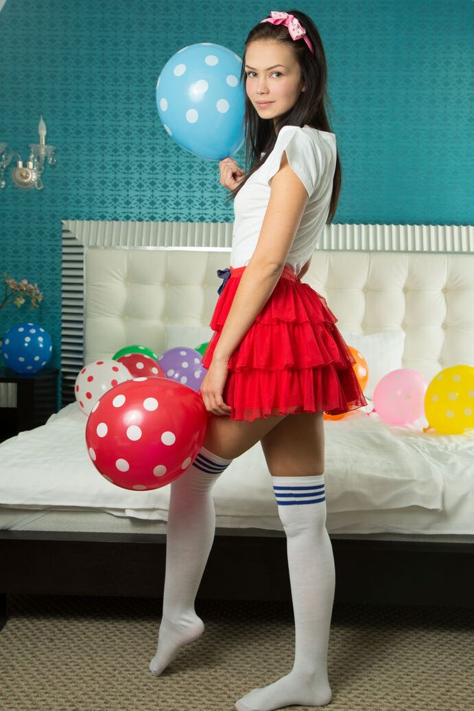 20P La joven adolescente Lada se mete los dedos en su apretada raja en medio de globos en su debut desnuda