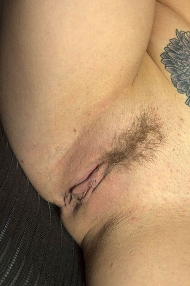 20P Adolescente amateur con grandes tetas perforadas se desnuda y se masturba en un show en solitario