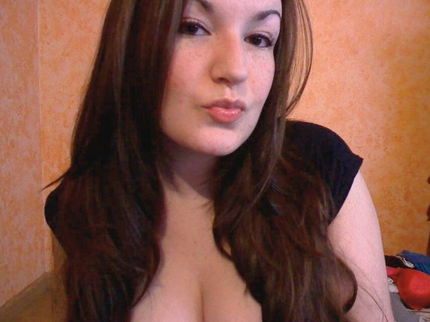12P Mira como Kayla muy cachonda lame sus enormes tetas