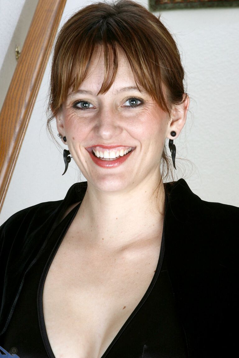 21P La linda MILF Justine juega con sus pezones duros
