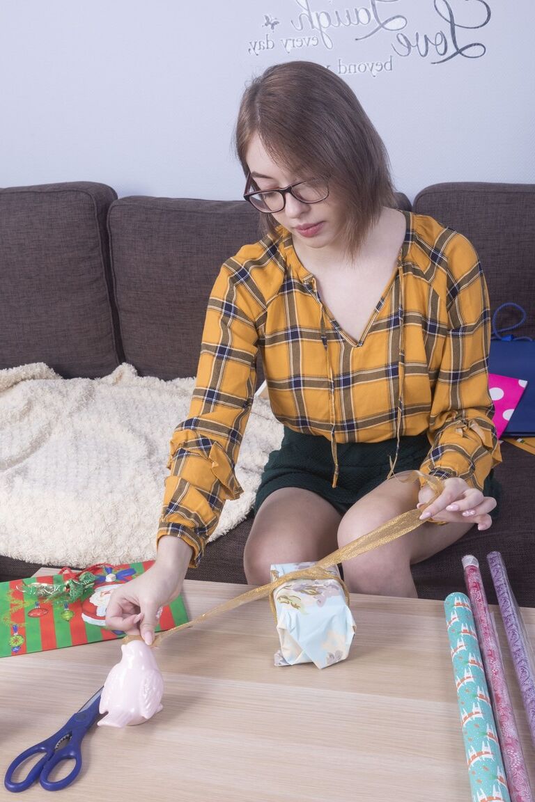 21P La sexy amateur Abby se desnuda y ofrece vistas atractivas de su coño peludo