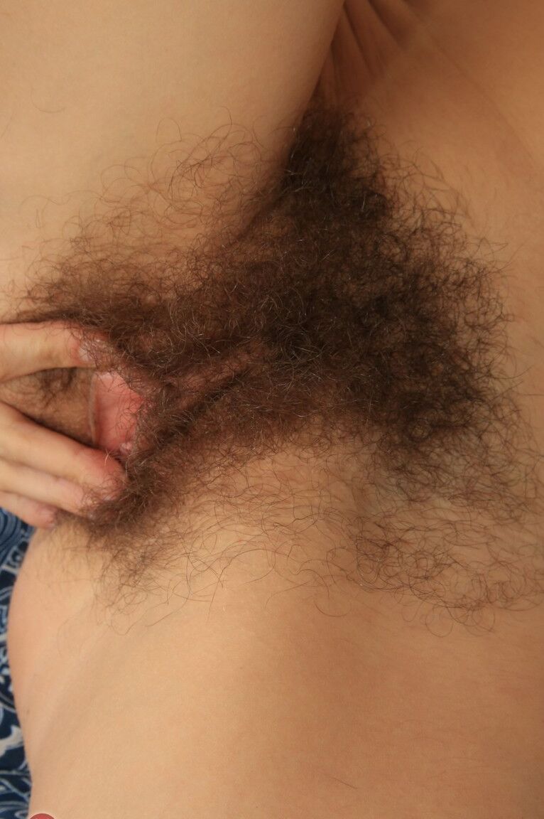 21P Skinny amador Arian revela sua vulva peluda e brinca com um vibrador rosa