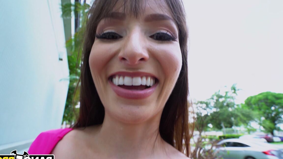 21P La morena Lexi Luna expone sus grandes tetas y se la follan en público