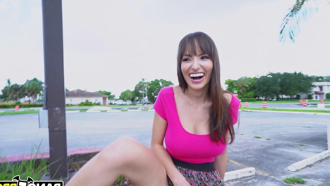 21P La morena Lexi Luna expone sus grandes tetas y se la follan en público