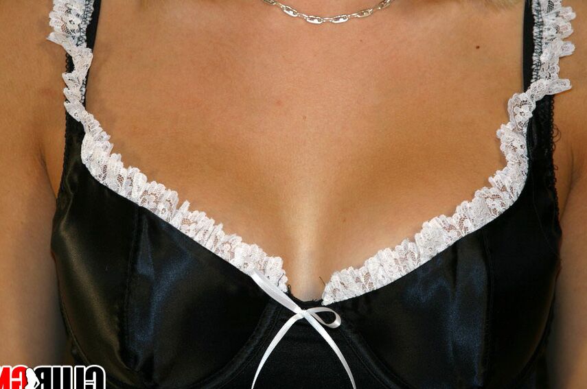 12P Britney zieht ihr Dienstmädchen-Outfit aus und zeigt ihre riesigen Titten