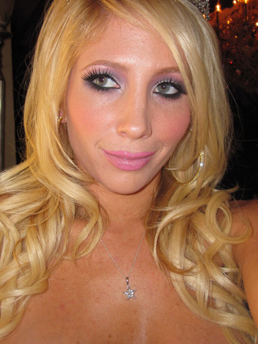 17P La princesa rubia Tasha Reign muestra tetas falsas y mama un pene fino
