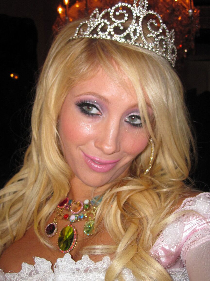 17P La princesa rubia Tasha Reign muestra tetas falsas y mama un pene fino