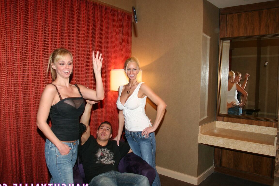 20P La rubia amateur Naughty Allie se monta un trío con una pareja de mente abierta