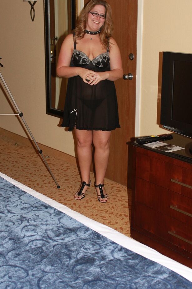 20P Mulher amadora Gangbang Momma faz sexo com dois homens estranhos em um quarto de hotel