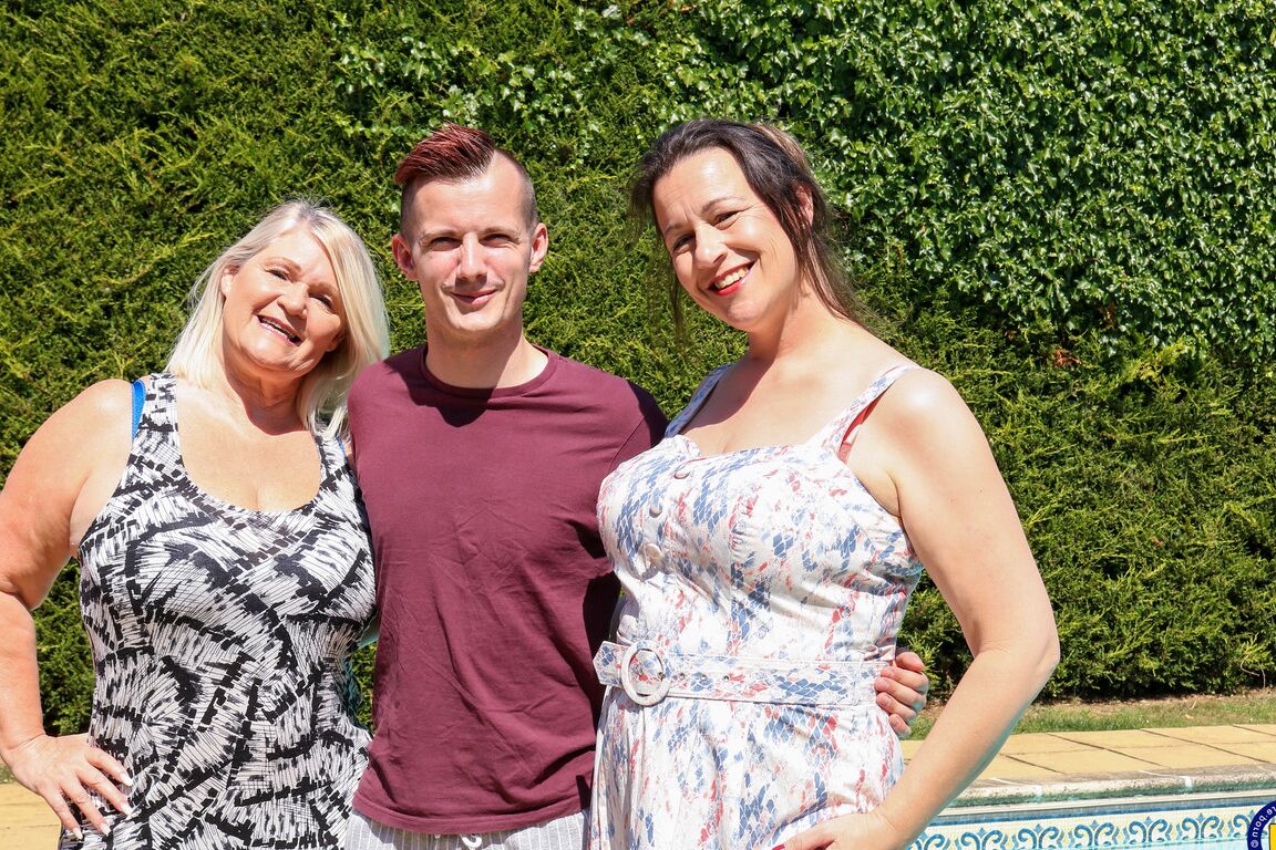 16P Des grosses matures attrapent du sperme sur leurs seins lors d'un trio avec un jeune garçon