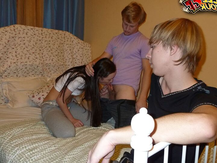 16P Une jeune brune baise un autre mec pendant que son copain récupère l'argent