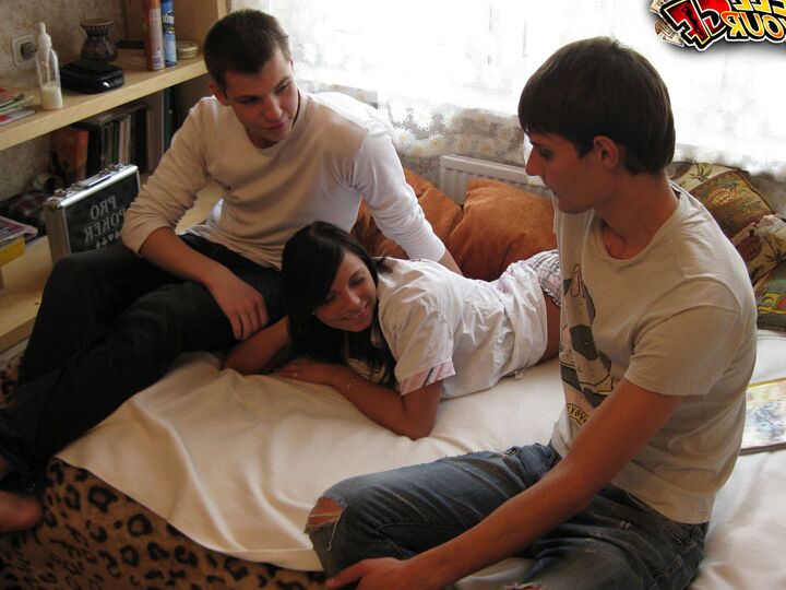 16P Une jeune brune a des relations sexuelles avec un garçon après que son petit ami lui ait vendu la chatte