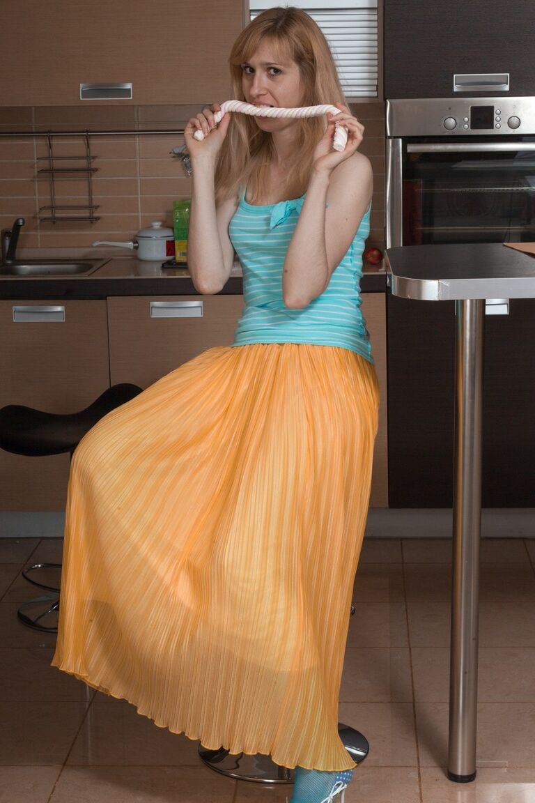 17P Miel blonde en bas sexy Sky Nikka montre son buisson dans la cuisine