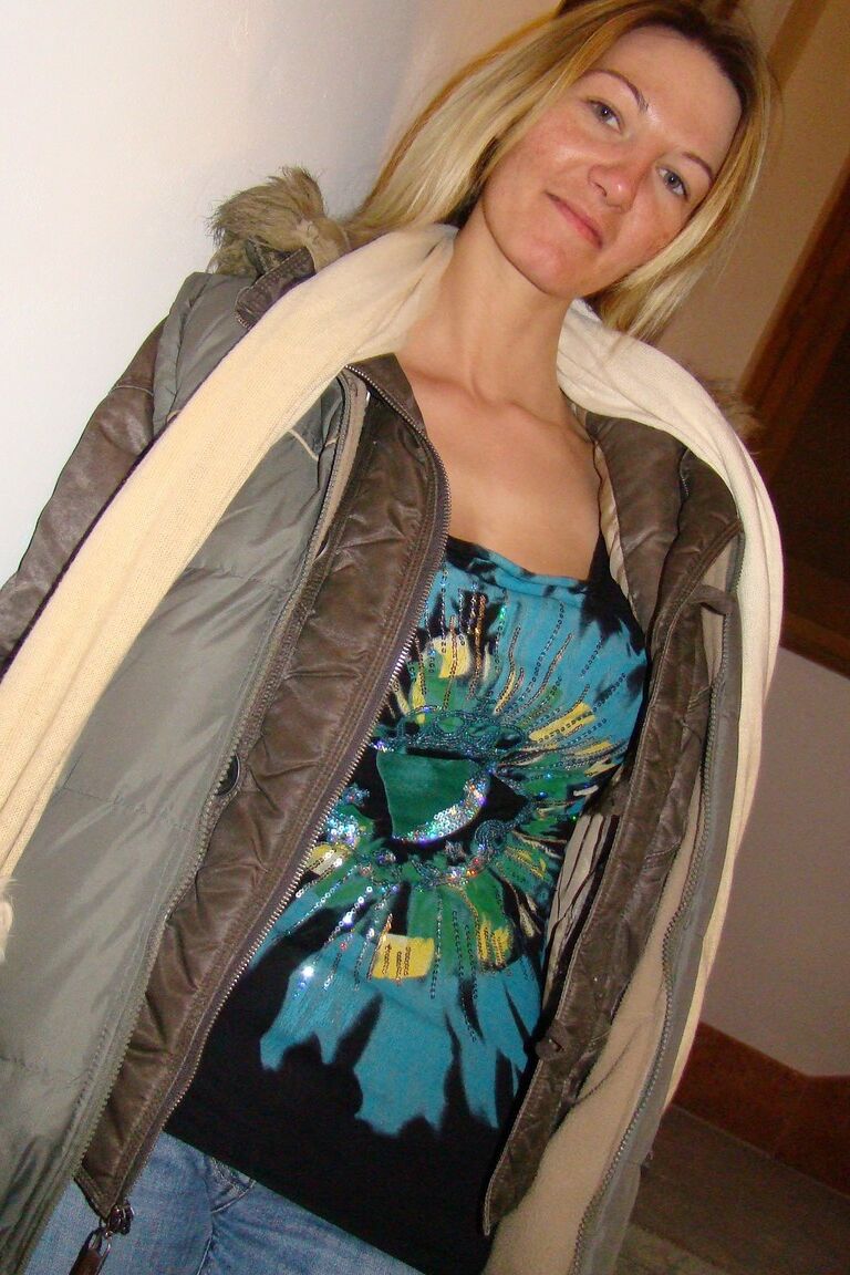 21P Amadora MILF Vanessa Lovely exibindo seus seios naturais em público