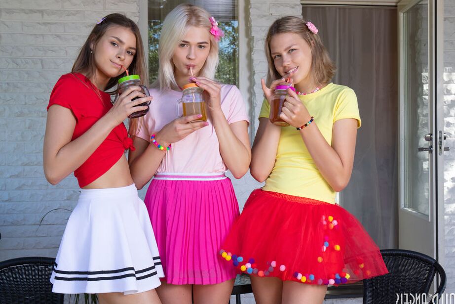 20P Três garotas jovens ficam nuas juntas depois de tomar um suco