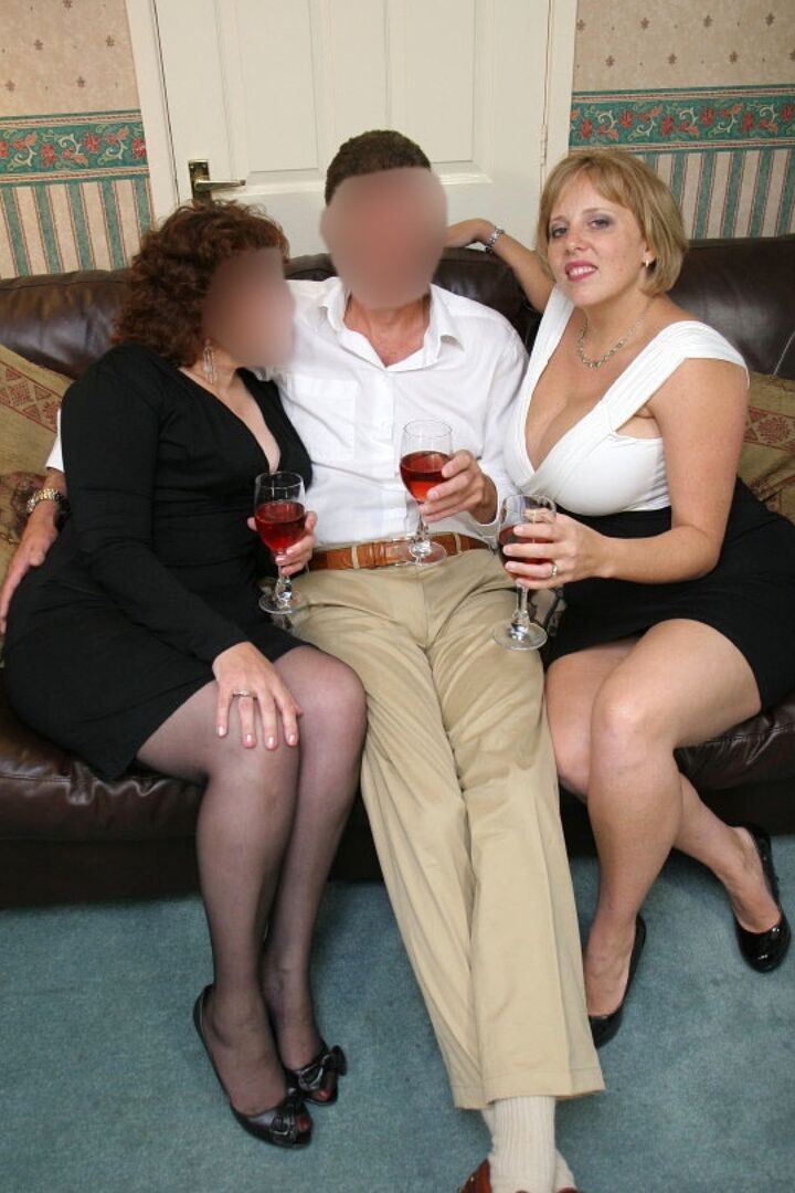 20P 英国の巨乳オールディーズ カービー クレアが夫婦と 3 方向プレイに参加