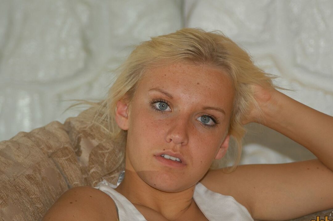 16P La rubia amateur Jordan lanza su carrera como modelo desnuda en un Chesterfield