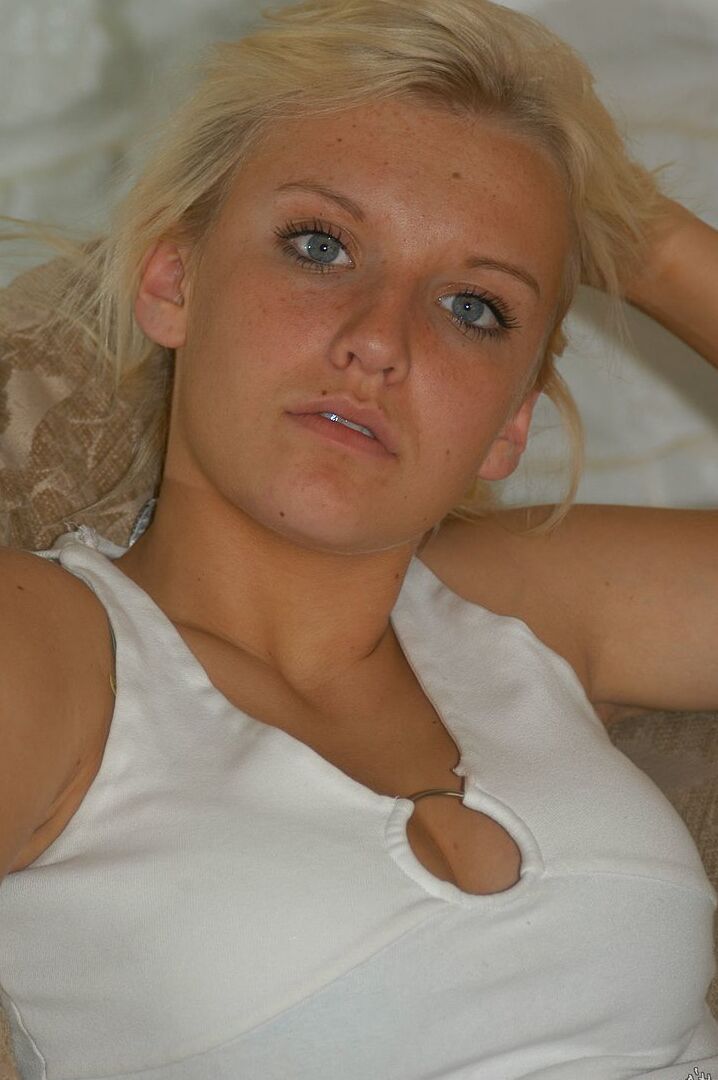 16P La rubia amateur Jordan lanza su carrera como modelo desnuda en un Chesterfield