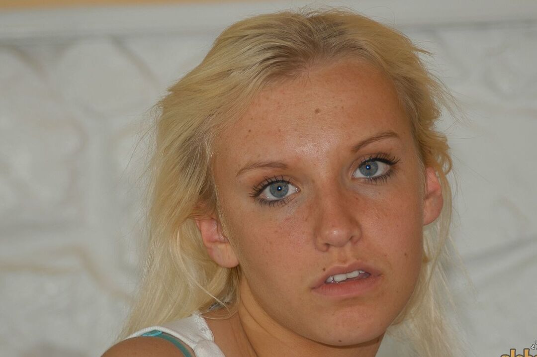 16P La rubia amateur Jordan lanza su carrera como modelo desnuda en un Chesterfield