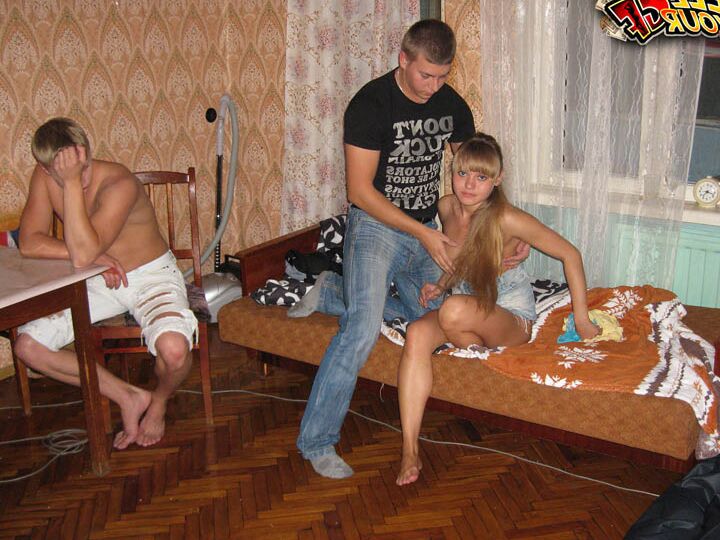16P Юная блондинка трахается с другом своего парня, чтобы собрать столь необходимые деньги
