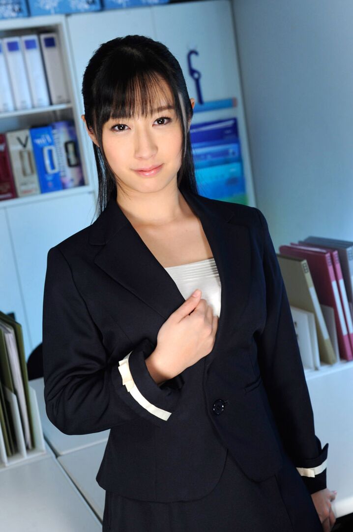 20P Asiatique avec de beaux seins Tomomi Motozawa suce et se fait défoncer dans un plan à 3