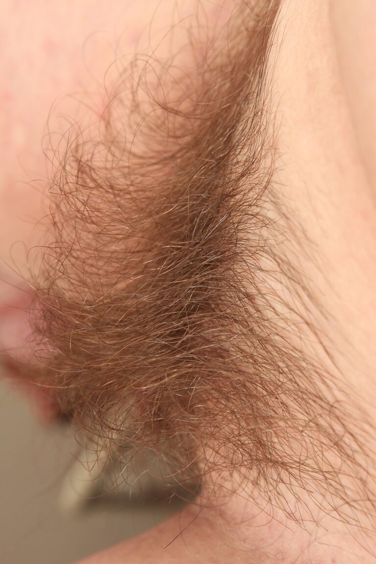 17P Buxom MILF com peitos naturais Saxana mostrando sua buceta peluda na cozinha