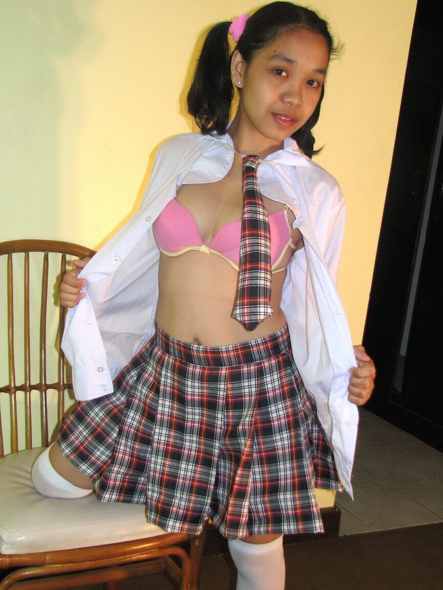 12P La colegiala asiática Maryjane revela su coño calvo con calcetines blancos por encima de la rodilla