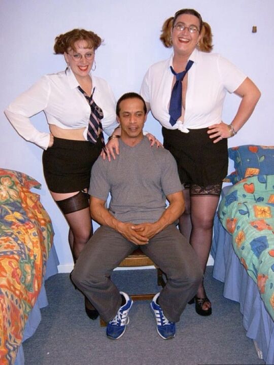 20P A garota do Reino Unido Curvy Claire e sua namorada se vestem como colegiais para um BJ duplo