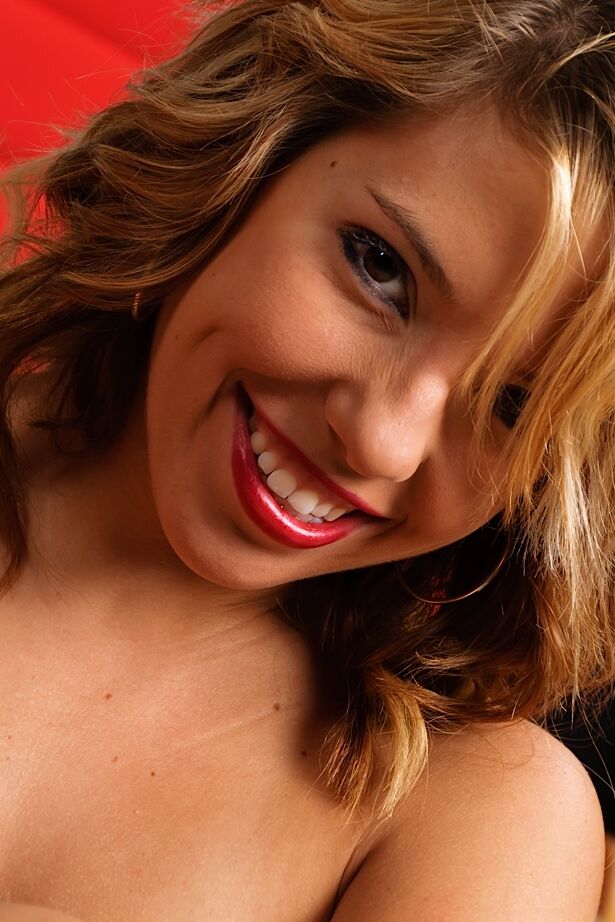 16P Amateur sonriente con tetas turgentes y culo sexy quitándose la ropa