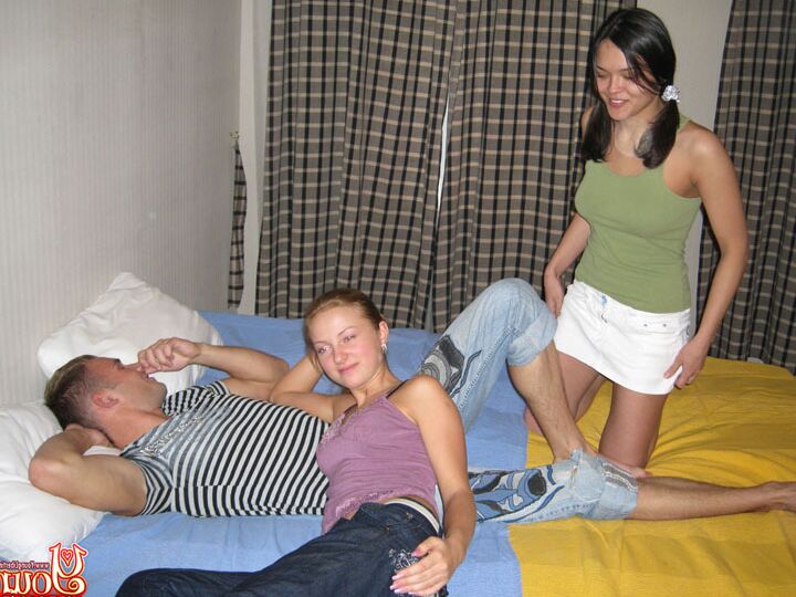 16P Meninas se beijam antes de convidar seu amigo para um trio