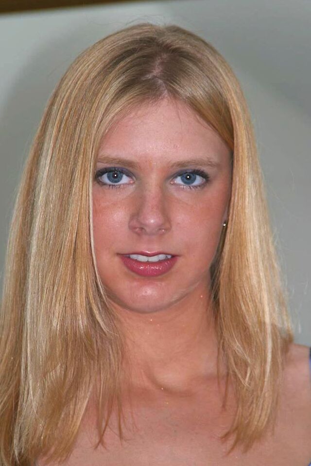 16P A loira natural Nicole descobre seus seios firmes antes de acariciar sua buceta nua