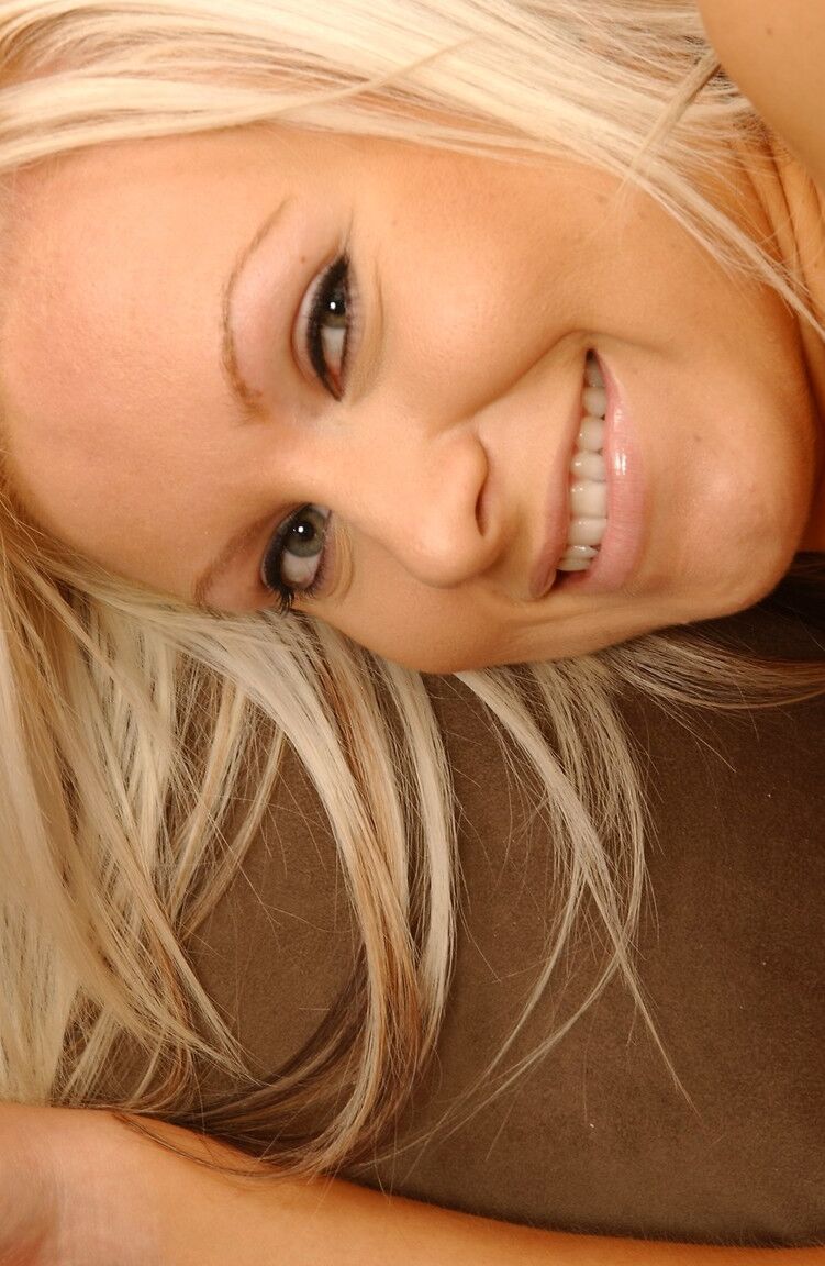 21P A deliciosa adolescente Barbi se livra das roupas
