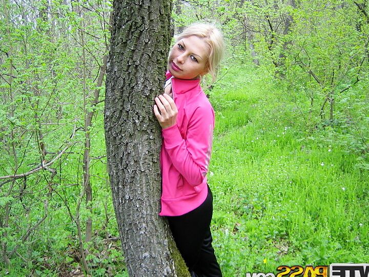 16P Loira amadora Adele expõe seus seios e bunda em um ambiente de floresta