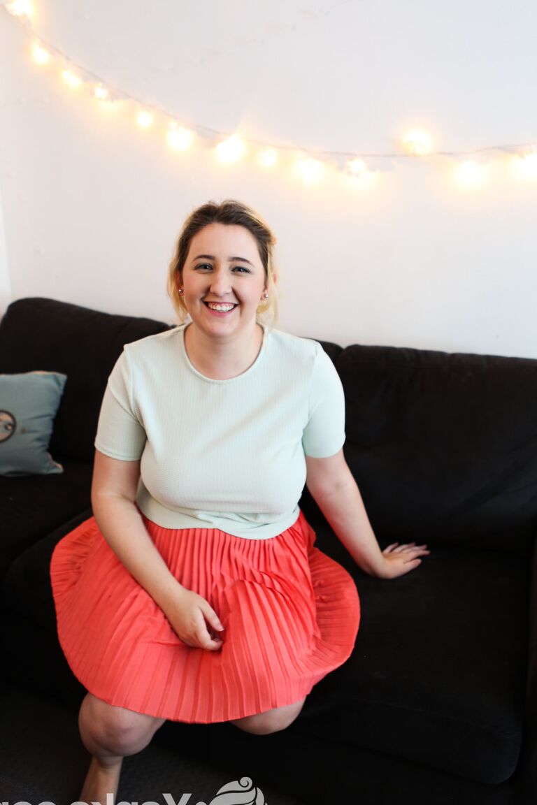 15P Amateur BBW Mikki Mischief spreizt ihre feuchte Muschi, nachdem sie sich nackt ausgezogen hat