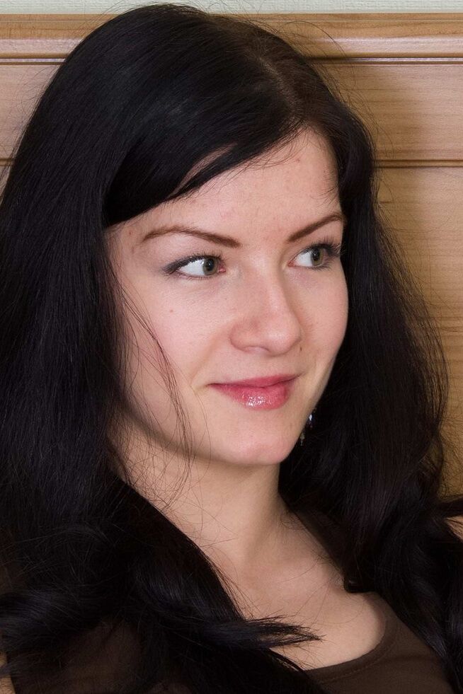 14P Valya et Lina, adolescentes bisexuelles, s'amusent mutuellement et se prennent une bite bien dure dans un plan à trois