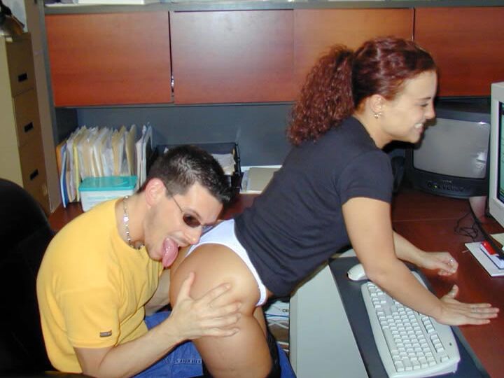 15P Pelirroja se desnuda antes de hacerle una mamada a su novio en una oficina
