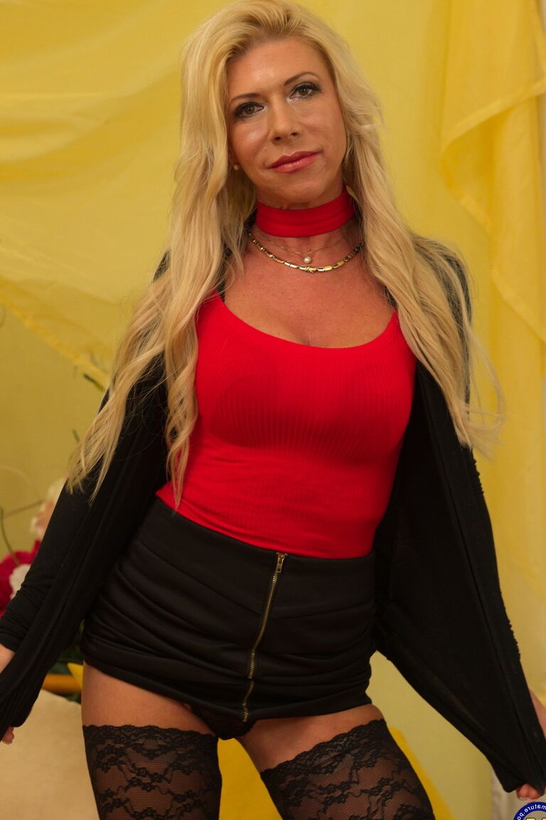 21P Die blonde Hausfrau Sylvie enthüllt ihre wundervollen Titten