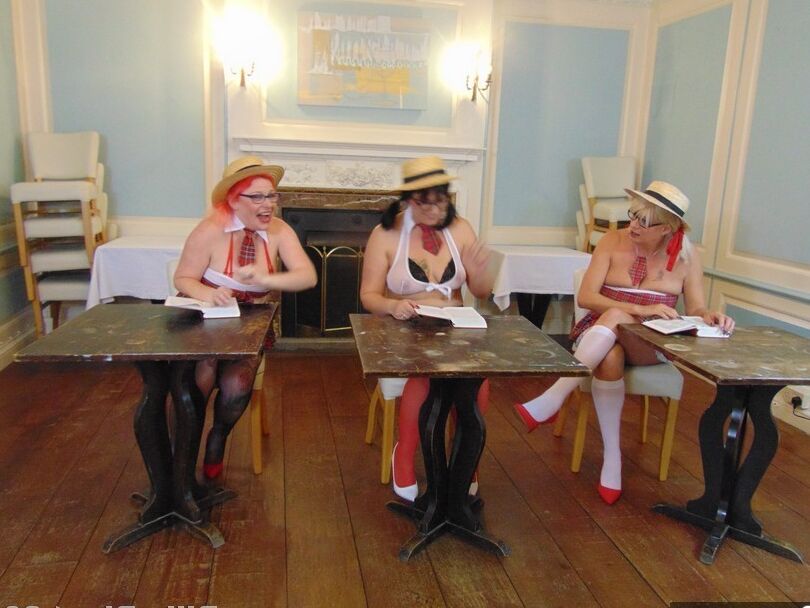 20P Des femmes d'âge moyen exposent leurs seins en portant des vêtements d'écolière