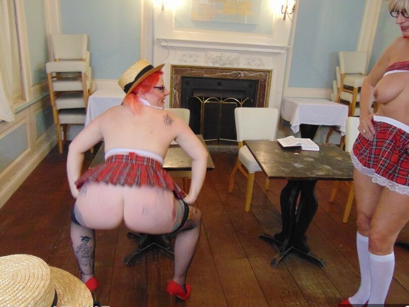 20P Des femmes d'âge moyen exposent leurs seins en portant des vêtements d'écolière
