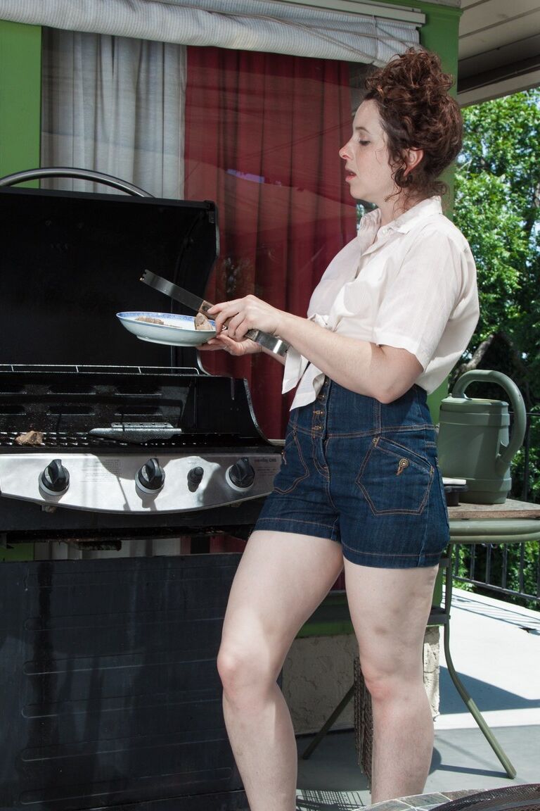 21P Fiona M, femme au foyer sexy en short en jean, expose sa chatte poilue dans la cuisine