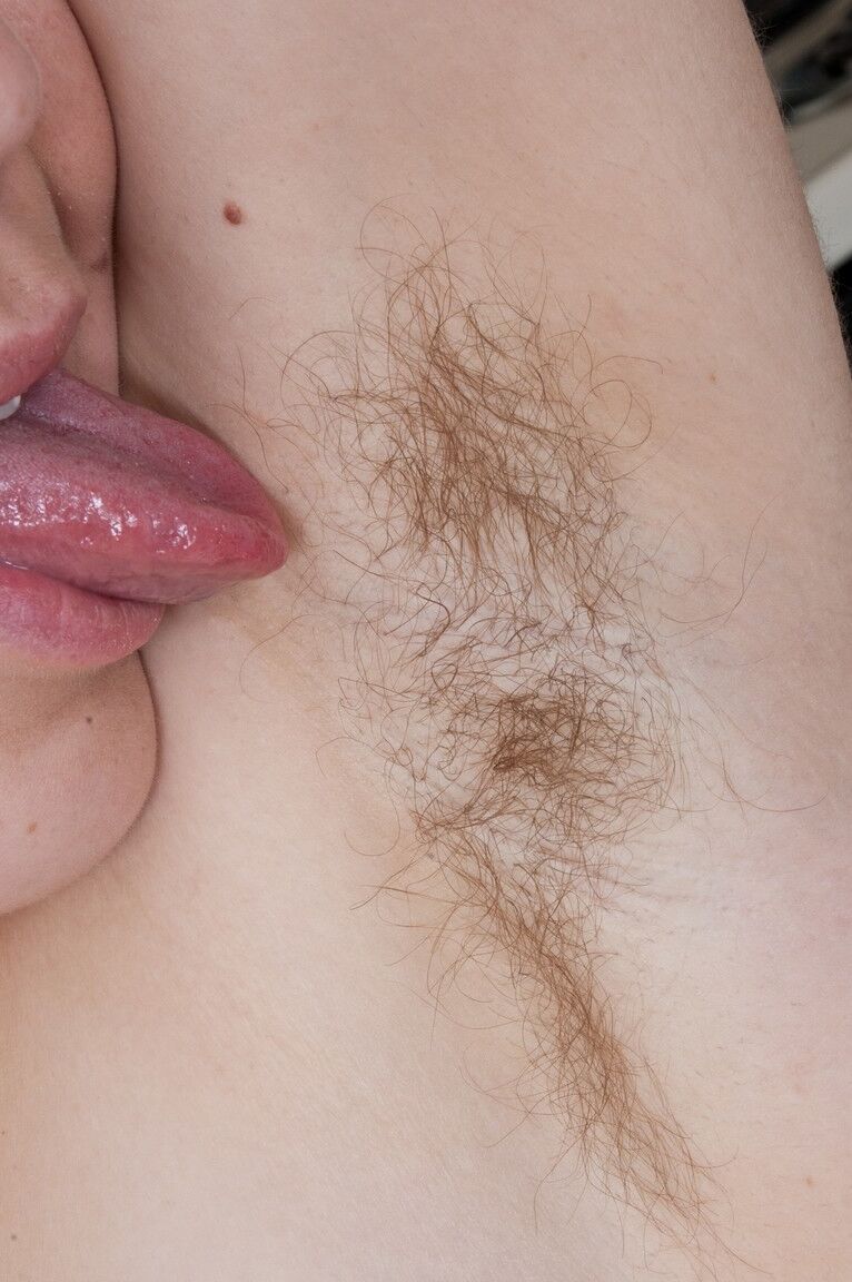 21P A dona de casa loira sexy Esmeralda exibindo suas axilas peludas