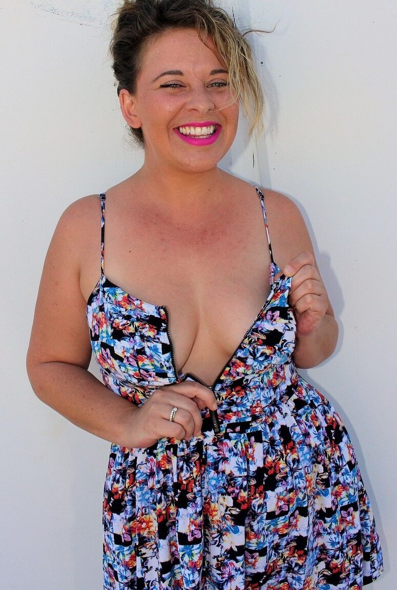 21P Linda MILF June Larue dedilha sua doce buceta enquanto mostra uma saia levantada