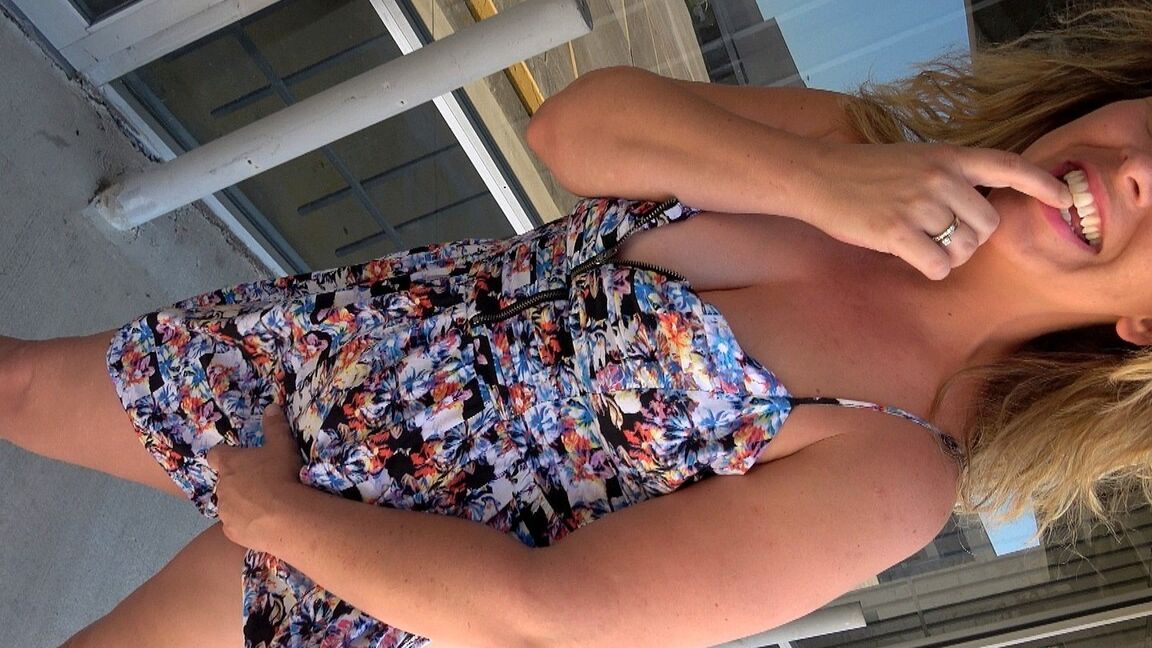 21P Linda MILF June Larue dedilha sua doce buceta enquanto mostra uma saia levantada