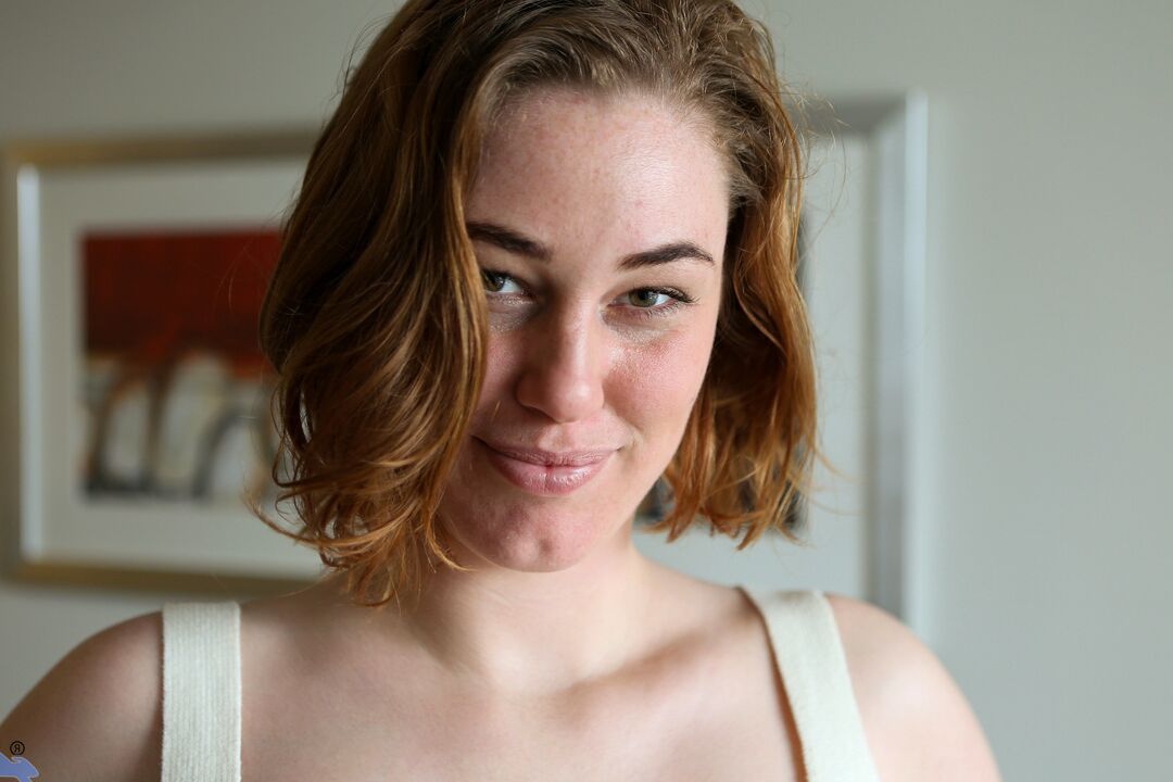 16P A dona de casa australiana Molly Broad acaricia sua buceta durante a estreia de modelo nua