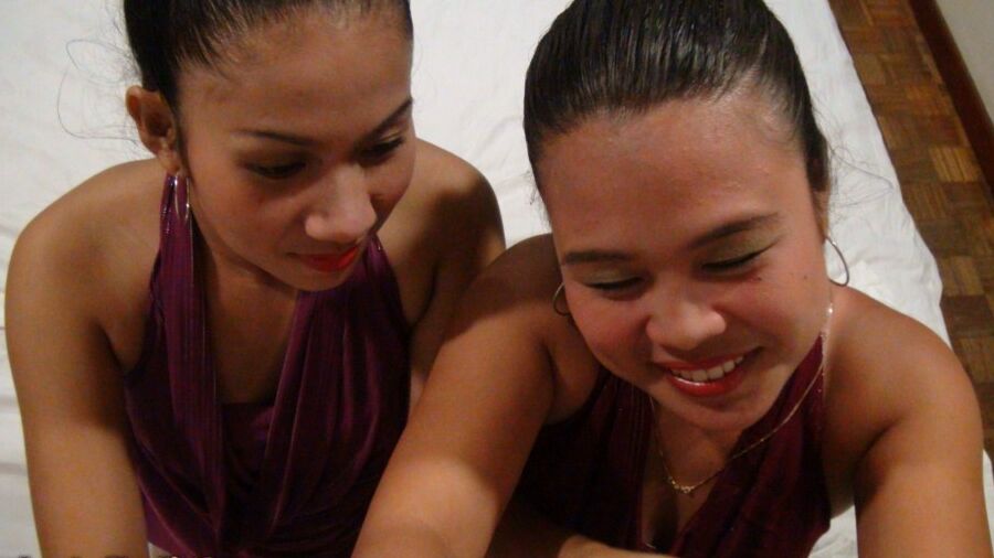 15P As amadoras filipinas Anne e Ivy fazem um trio com um turista sexual