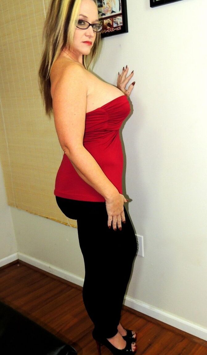 17P Amateur BBW Dee Siren puts her big butt and thunder thighs on display