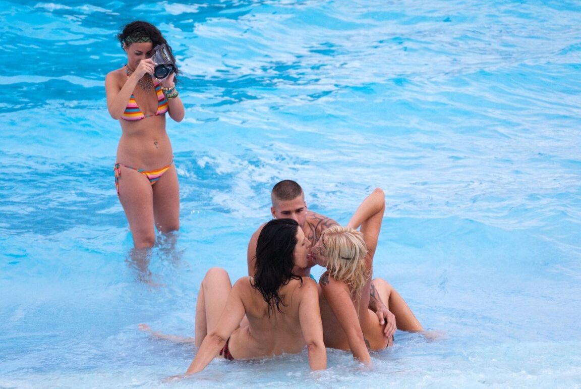 21P Salopes aux gros seins naturels profitant du sexe anal en plein air à tour de rôle