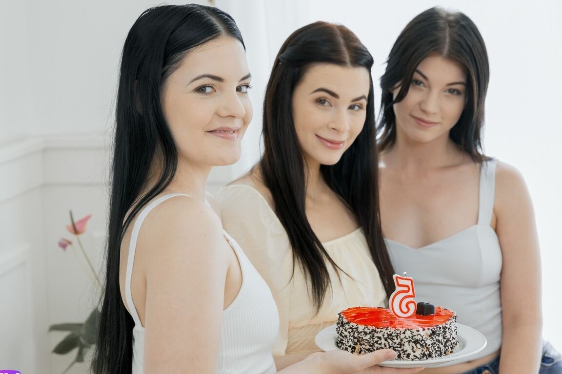16P Tres jovencitas se masturban juntas con zapatos blancos durante una celebración