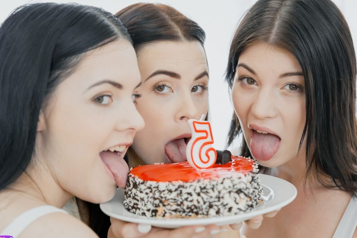 16P Tres jovencitas se masturban juntas con zapatos blancos durante una celebración